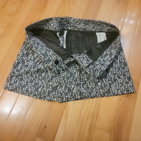 Express Black and White Cuffed Shorts Size 00 - Picture 2 of 4